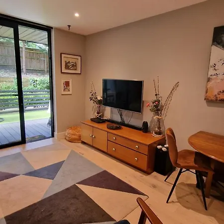 2bd South Haven: Garden Serenity * Croydon