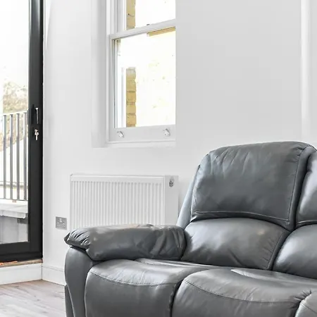Bright And Airy 2br Flat In *