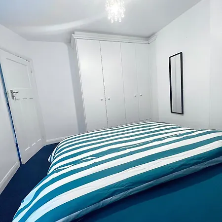 Spacious 3br In London With Private Parking & Garden Apartment *
