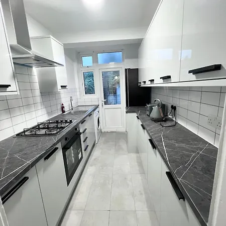 Spacious 3br In London With Private Parking & Garden Apartment *