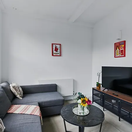 Elegant 2br With Lift