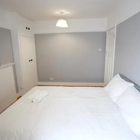 Westwick Gardens Retreat - 4 Bedroom House * Hounslow