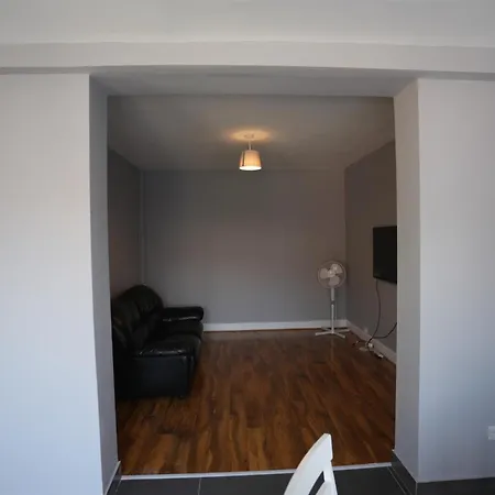 Westwick Gardens Retreat - 4 Bedroom House Holiday home
