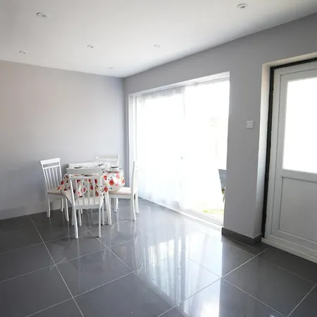 Holiday home Westwick Gardens Retreat - 4 Bedroom House Hounslow