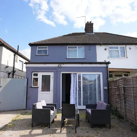 Westwick Gardens Retreat - 4 Bedroom House *
