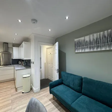 2 Bed Flat Near Portobello * London