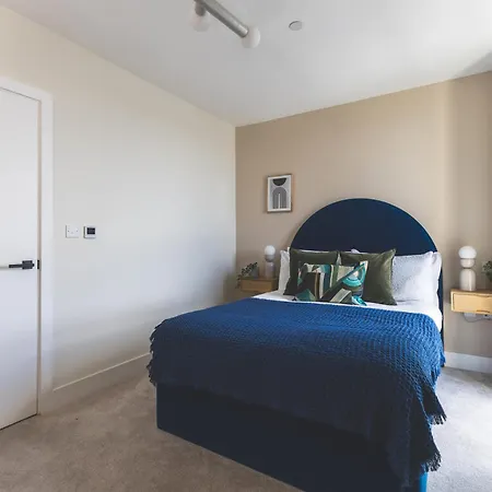 Luxury Breathtaking Views 2 Bedrooms, 2 Bathrooms Apartment Croydon