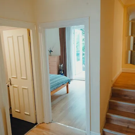 Split Level 3 Bedroom , Sleeps 8, Near Ally Pally, Balcony & Workspace * London