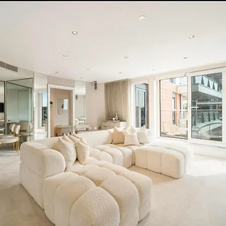 Chelsea Harbour Two En-suite Bed *