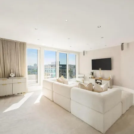Chelsea Harbour Two En-suite Bed *