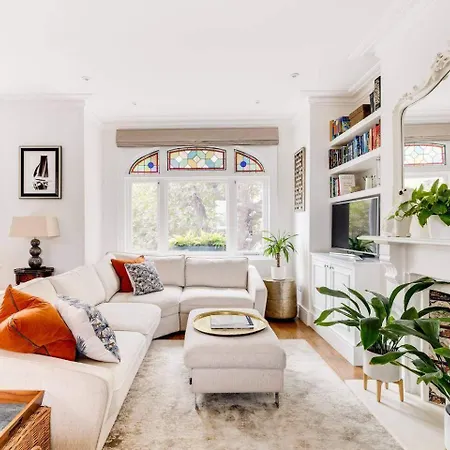 Luxury 3-bed In Apartment