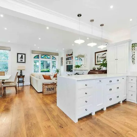 Luxury 3-bed In Apartment