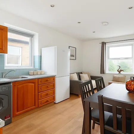 Apartment Large Flat In Quiet Area Near Seven Sisters London