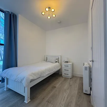 Alhambra House, Modern 2 Bed Flat - F2 * Croydon