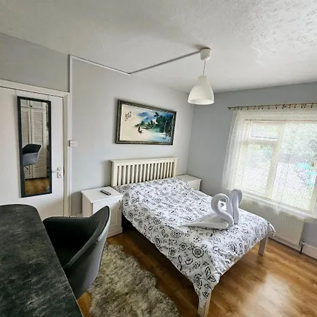 Spacious Double Near Heathrow Airport *
