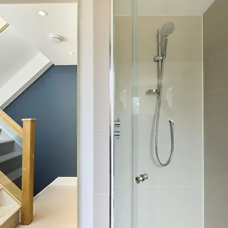 The Skylight One-bed At Elspeth Road * London