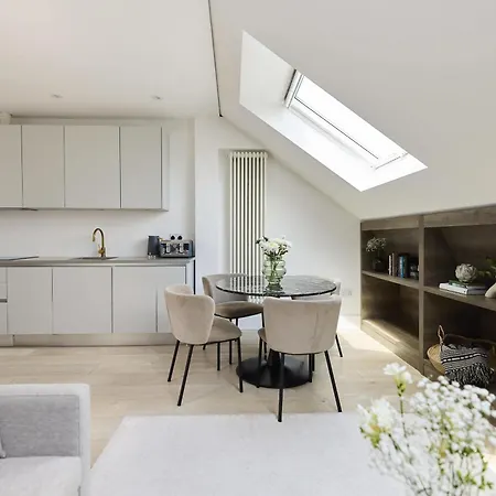 The Skylight One-bed At Elspeth Road Apartment