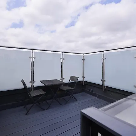 Apartment The Skylight One-bed At Elspeth Road London