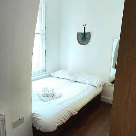 Huge 3 Bedroom Flat @ Brixton St