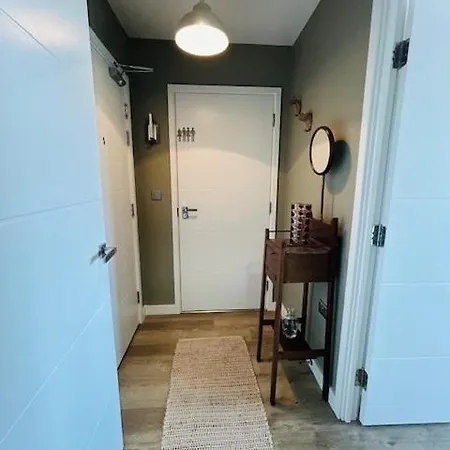 Cosy Flat In New Malden, London