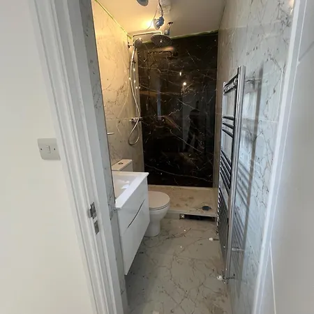 2-bed Sunny London - Sleeps 4 & Parking Apartment Hendon