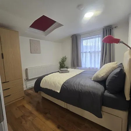 Cozy & Elegant 4Br Apartment 2Mins To Metro 20Mins To Central London Wifi And Parking Free *
