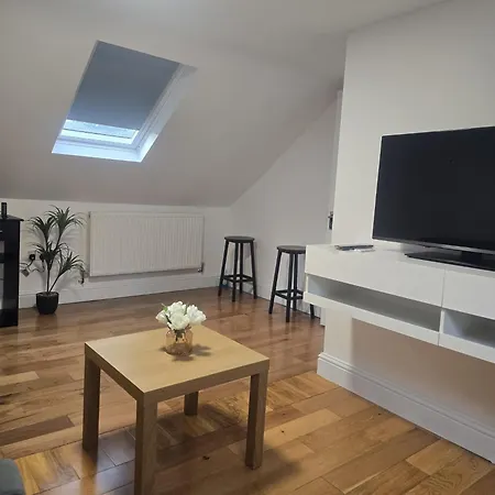 Cozy & Elegant 4Br Apartment 2Mins To Metro 20Mins To Central London Wifi And Parking Free