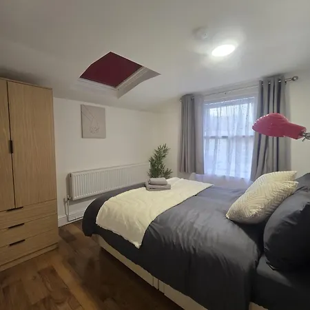 Cozy & Elegant 4Br Apartment 2Mins To Metro 20Mins To Central London Wifi And Parking Free *