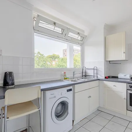 Apartment Well-located 3bd Flat With Private Balcony