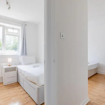 Well-located 3bd Flat With Private Balcony Apartment *