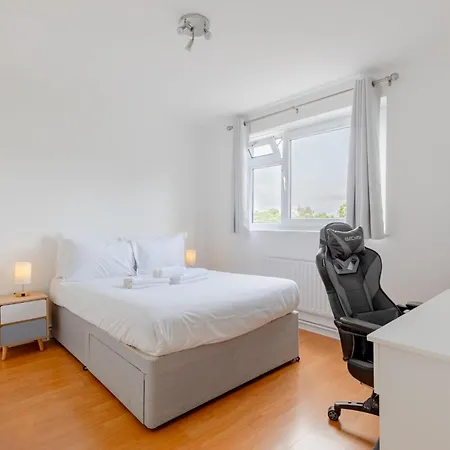 Apartment Well-located 3bd Flat With Private Balcony *