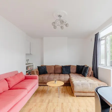 Well-located 3bd Flat With Private Balcony *
