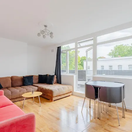 Apartment Well-located 3bd Flat With Private Balcony *