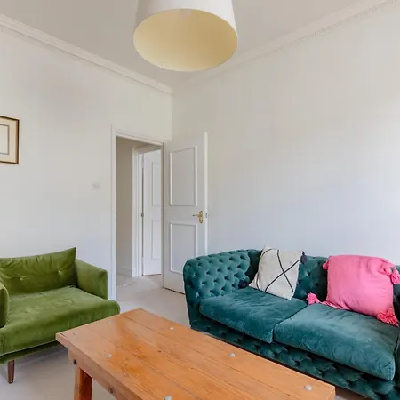 Light-filled 2bd Flat Minutes To Clapham Station * London