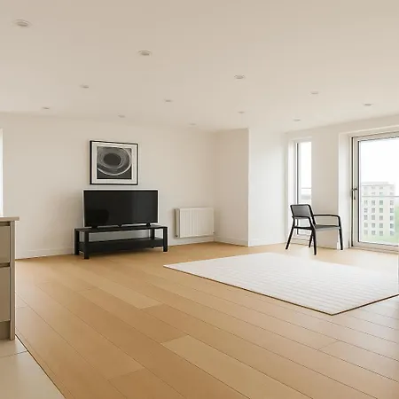 2 Bed Balcony Flat In Greenwich