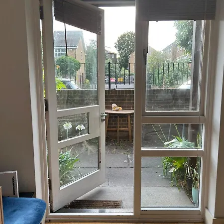 Apartment Cousy Flat With Small Garden In Fantastic Location London