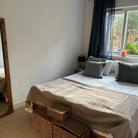 Cousy Flat With Small Garden In Fantastic Location Apartment London
