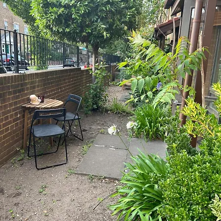 Cousy Flat With Small Garden In Fantastic Location London