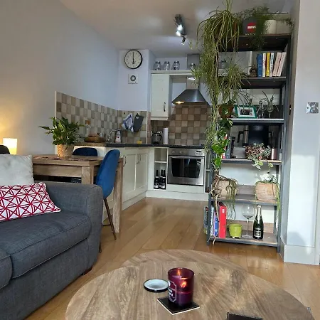 Cousy Flat With Small Garden In Fantastic Location