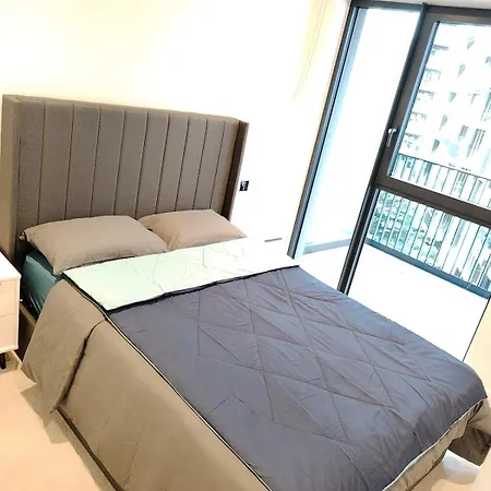 Spacious 1 Bedroom Flat By Westfield Centre Apartment London