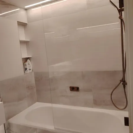 Spacious 1 Bedroom Flat By Westfield Centre Apartment London