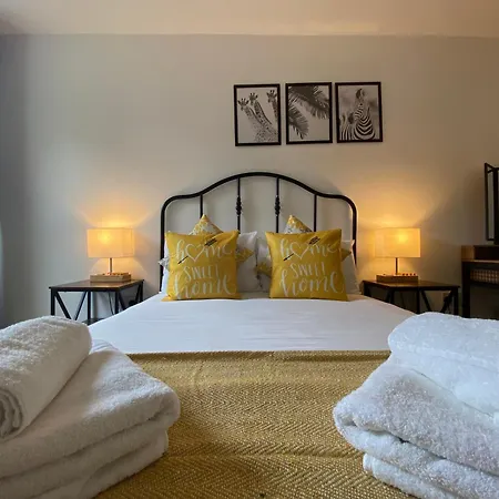 Spacious 2 Bed Flat On Iconic Old Compton Street Soho 伦敦