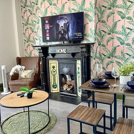 Cosy 2 Bedroom Flat With Indoor Fireplace In Shepherds Bush Near Westfield And White Apartment *