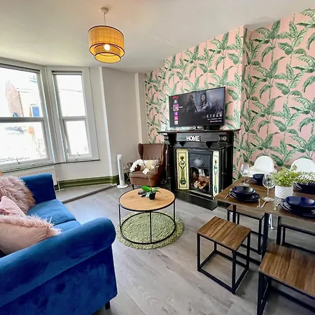 Cosy 2 Bedroom Flat With Indoor Fireplace In Shepherds Bush Near Westfield And White Apartment