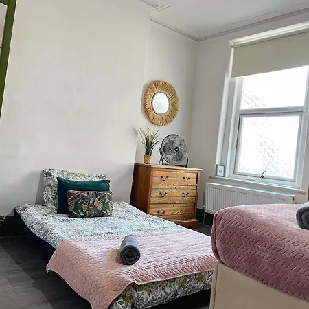 Cosy 2 Bedroom Flat With Indoor Fireplace In Shepherds Bush Near Westfield And White Apartment *