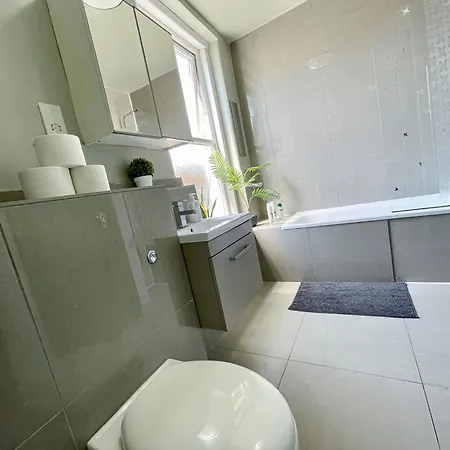 Cosy 2 Bedroom Flat With Indoor Fireplace In Shepherds Bush Near Westfield And White Apartment London