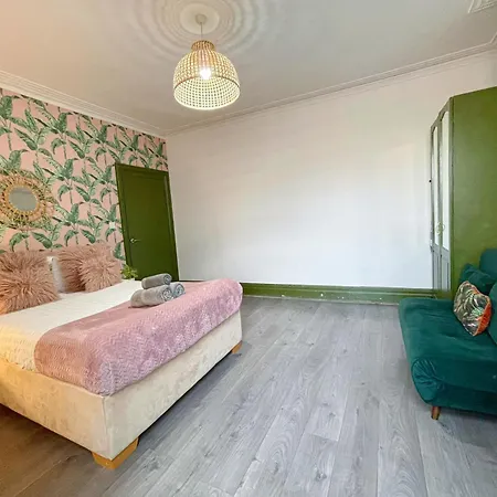 Apartment Cosy 2 Bedroom Flat With Indoor Fireplace In Shepherds Bush Near Westfield And White