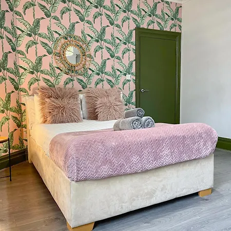 Cosy 2 Bedroom Flat With Indoor Fireplace In Shepherds Bush Near Westfield And White Apartment London