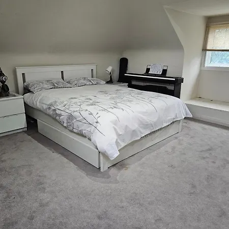 Stunning 4 Bed House With Huge Garden And Parking * Cheam
