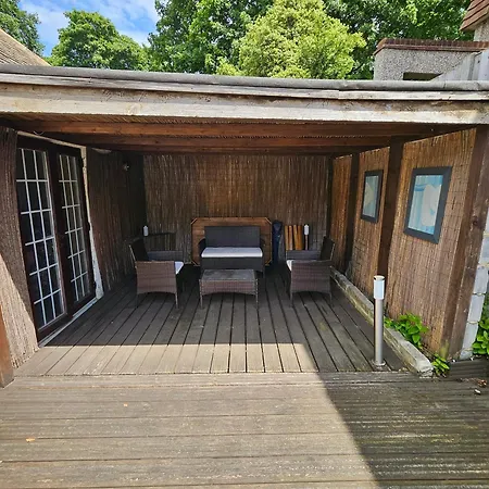 Stunning 4 Bed House With Huge Garden And Parking Holiday home *